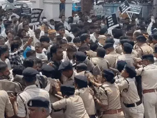Raipur में कांग्रेस कार्यकर्ताओं और पुलिस के बीच हुई झड़प, निकले थे गृहमंत्री निवास का घेराव करने
