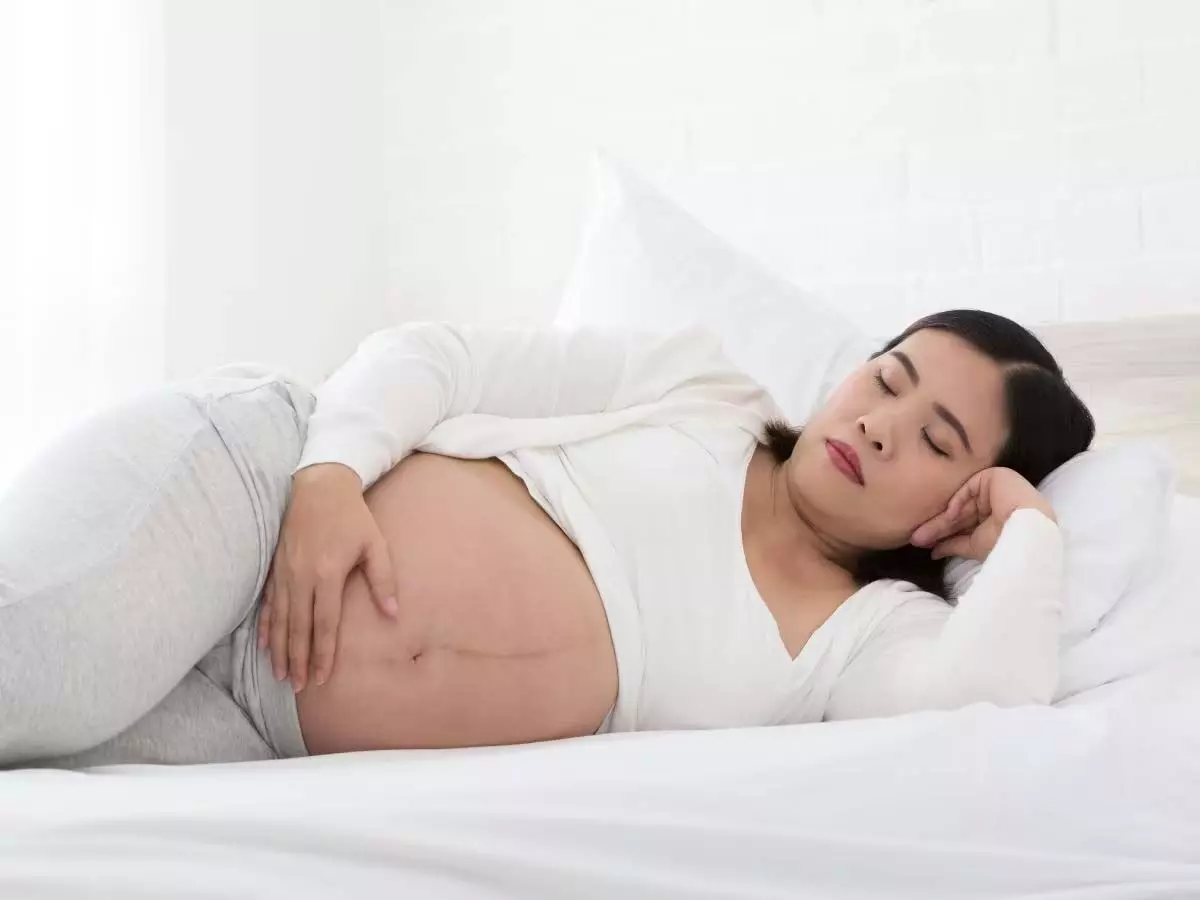 Pregnancy में चैन की नींद लेने का सही तरीक