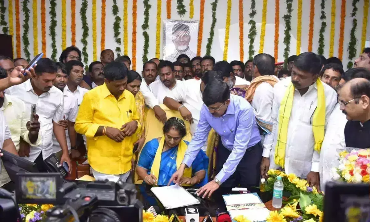 Andhra Pradesh: सविथम्मा ने मंत्री का कार्यभार संभाला, निःशुल्क डीएससी कोचिंग फाइल पर हस्ताक्षर किए