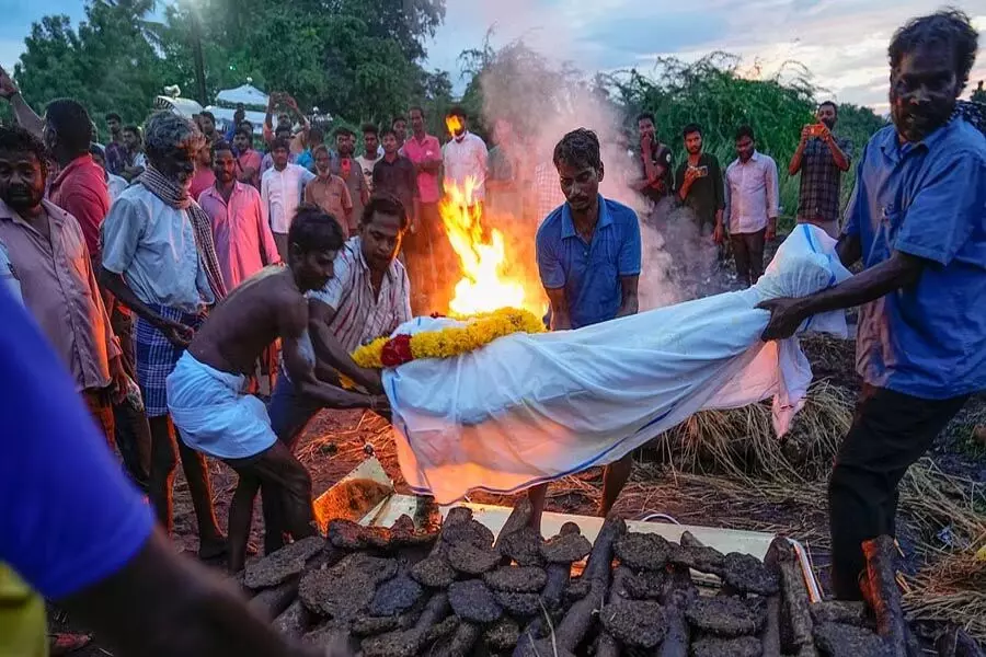 Tamil Nadu में जहरीली शराब कांड: करुणापुरम गांव की हर गली में लाशों के ढेर लगने से बच्चे अनाथ हो गए