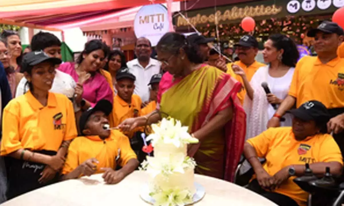 President मुर्मू 66 वर्ष के हुए, मिट्टी कैफे के कर्मचारियों के साथ मनाया जन्मदिन