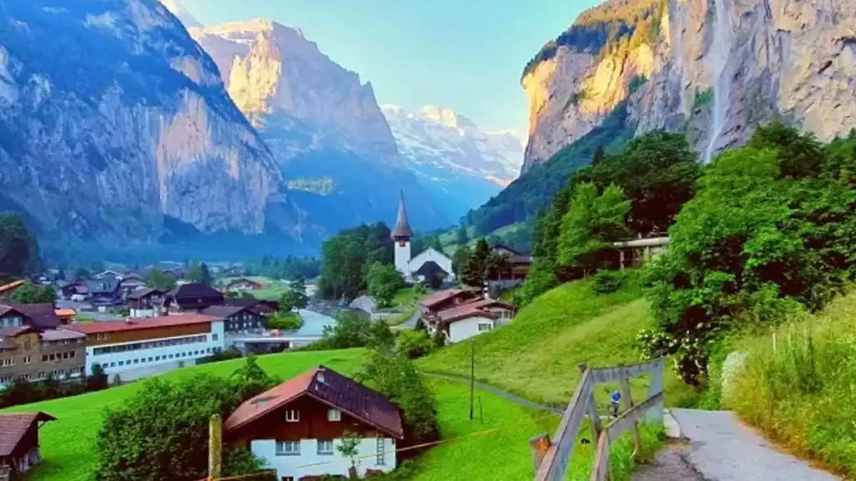 Switzerland: स्विट्जरलैंड के इस गांव में फ्री में नहीं ले सकते हैं एंट्री,