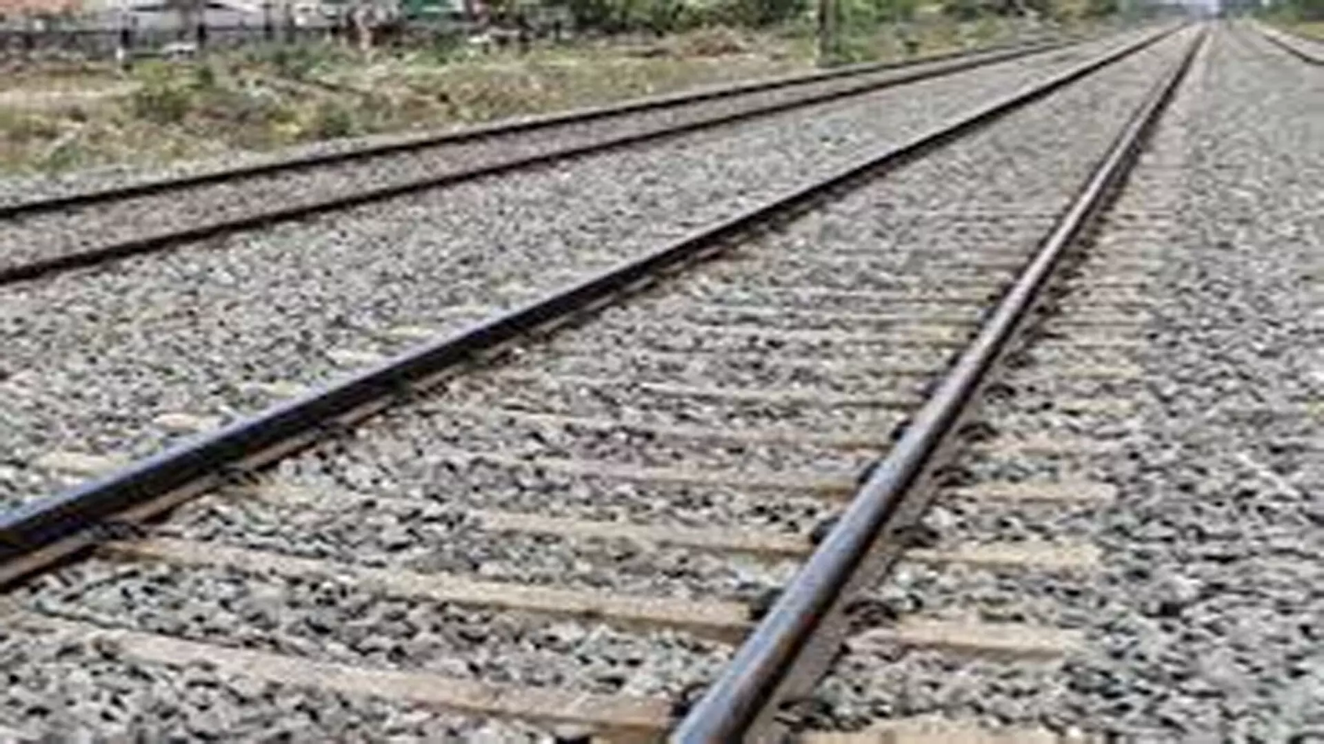 Railway Track के किनारे मिली लाश, हालत देख कांप गए लोग