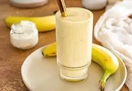 Banana smoothie: इस चिलचिलाती गर्मी में पिए बनाना स्मूदी जानिए इसकी रेसिपी