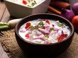 Onion Raita: इस तेज गर्मी में शरीर को ठंडा करने के लिए खाये प्याज़ का रायता जानिए रेसिपी