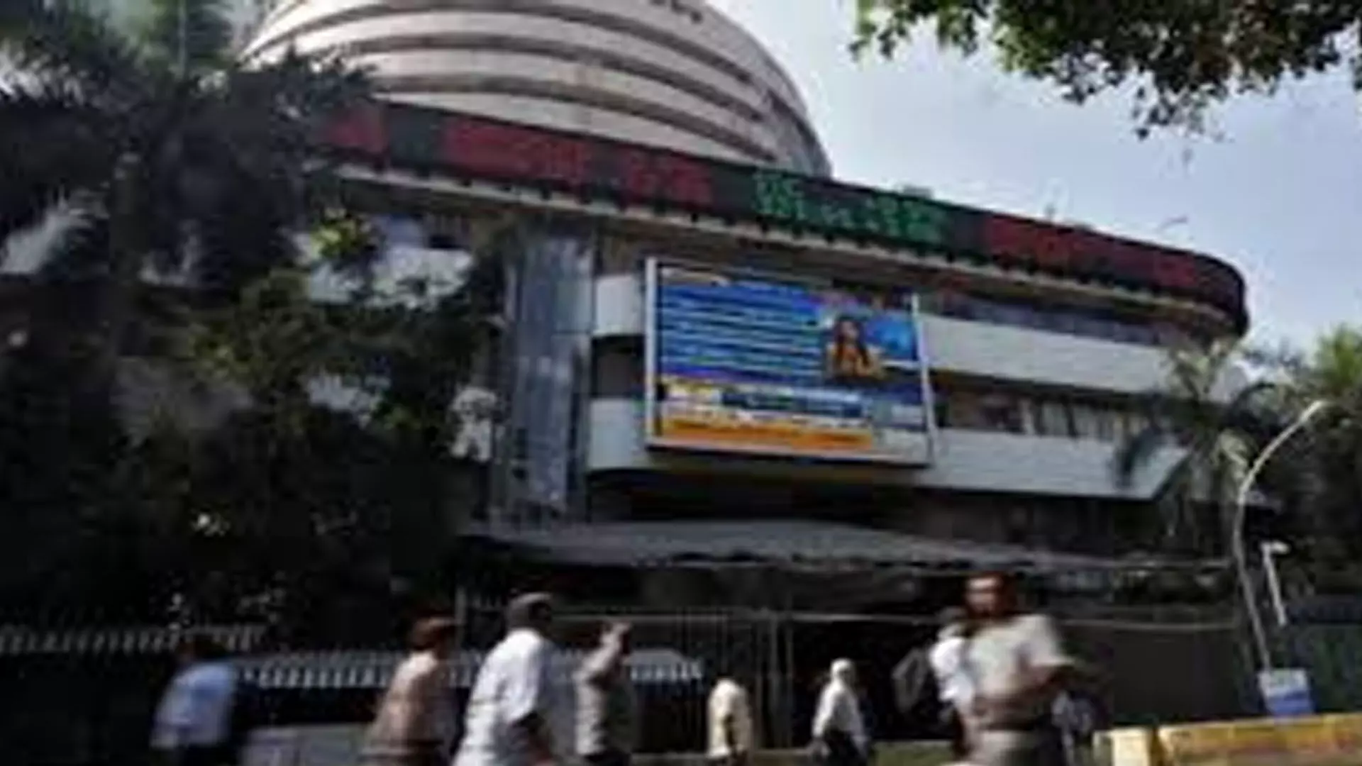 Mumbai News: विदेशी पूंजी प्रवाह से सेंसेक्स ने नया रिकॉर्ड बनाया