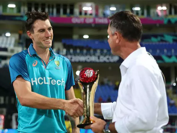 Ricky Ponting ने एंटीगुआ में पैट कमिंस को ICC पुरुष क्रिकेटर ऑफ द ईयर की ट्रॉफी प्रदान की