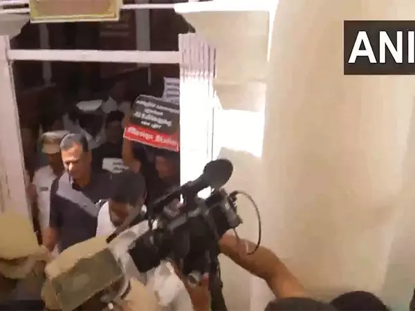 Tamil Nadu विधानसभा में कल्लकुरिची शराब त्रासदी को लेकर हंगामा, स्पीकर ने प्रदर्शन कर रहे AIADMK विधायकों को बाहर निकाला