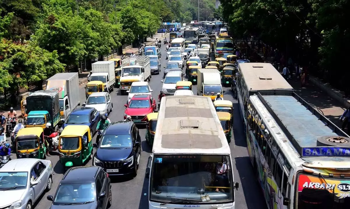 Karnataka : कर्नाटक में 6 लाख से ज़्यादा वाहनों में से सिर्फ़ 1,109 में ही ट्रैकर और पैनिक बटन