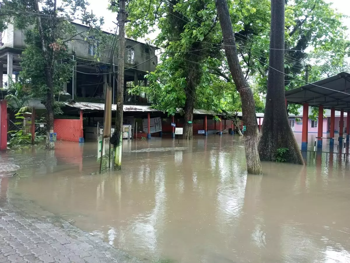 ASSAM NEWS : भारी बारिश के बीच ढेकियाजुली में बाढ़ ने कहर बरपाया