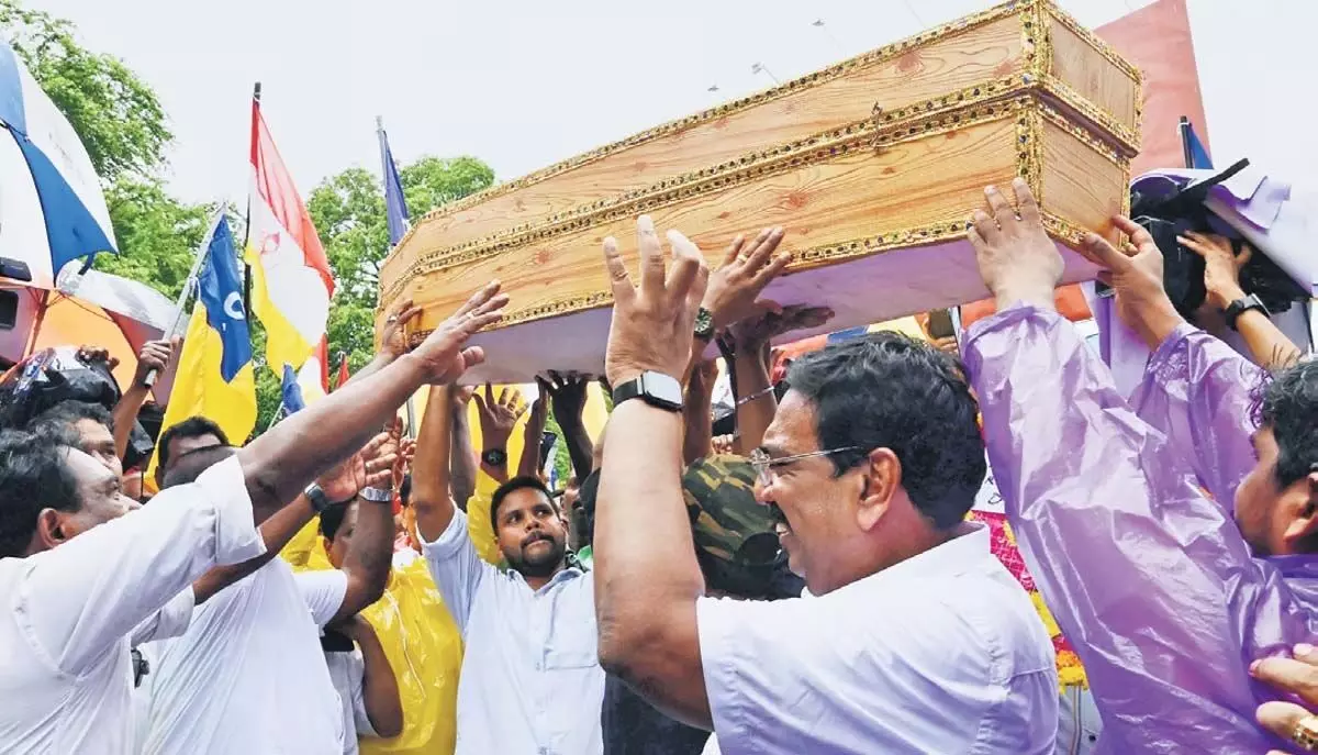 Kerala News: मुथलापोझी में बार-बार हो रही दुर्घटनाओं के विरोध में विरोध प्रदर्शन