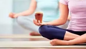 International Yoga Day: क्या योग करने से पहले पीना चाहिए ये ड्रिंक या नहीं