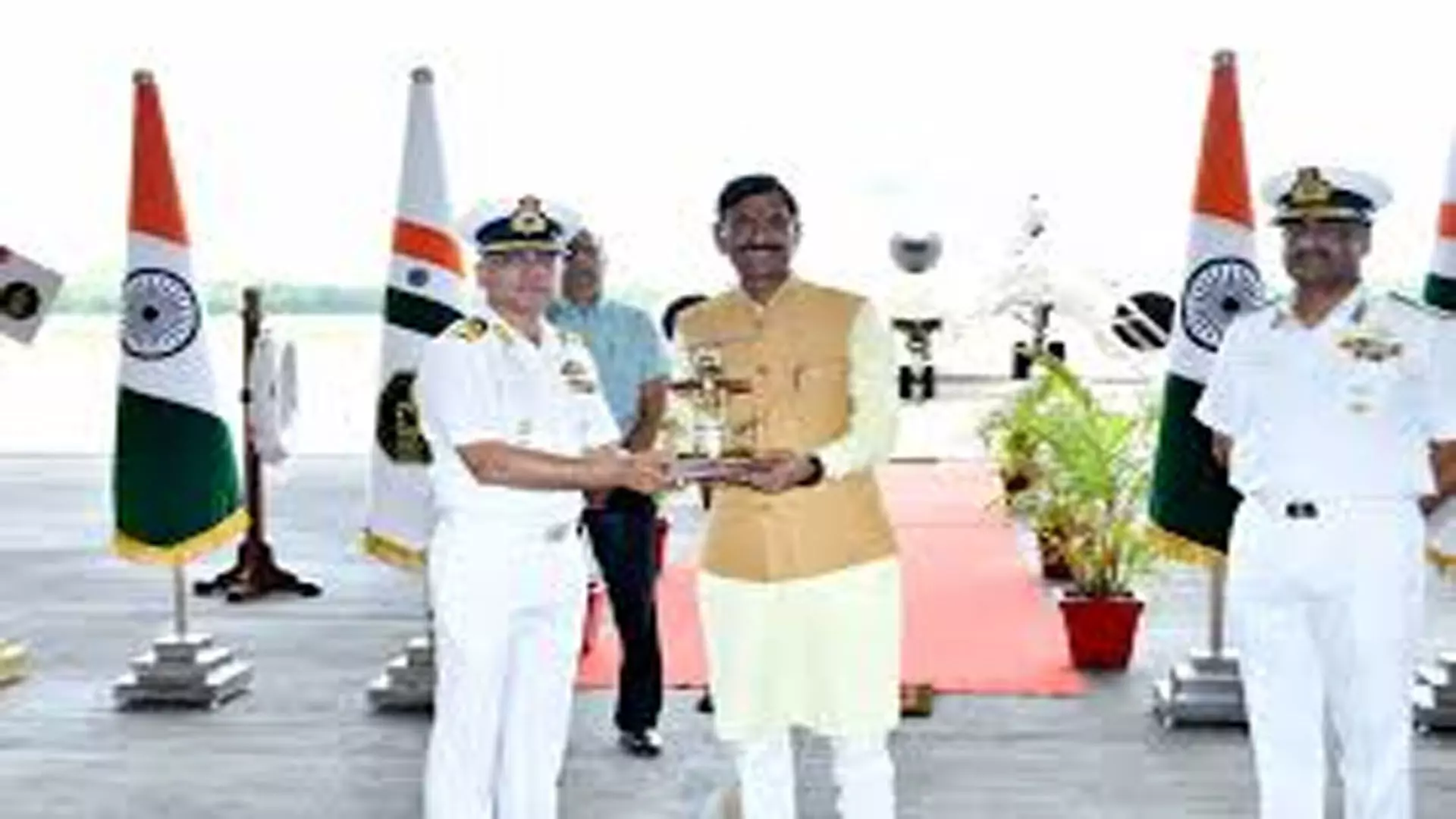 Tamil Nadu News : केंद्रीय मंत्री ने तमिलनाडु में रक्षा प्रतिष्ठानों का दौरा किया