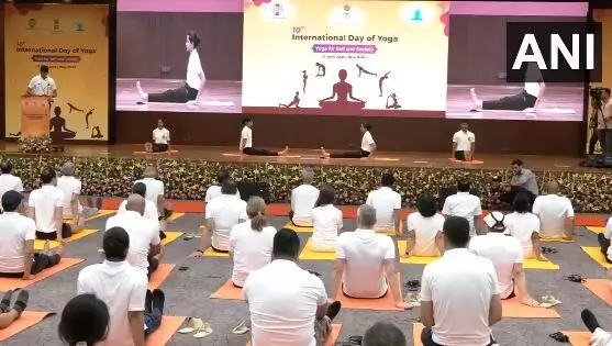 Yoga Day: विदेश मंत्री ने राष्ट्रीय राजधानी में राजनयिकों के साथ किया योग