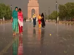 Rain in Delhi: दिल्ली में बारिश ने बदली मौसम की रंगत