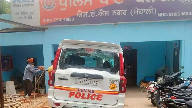 Mohali: बलौंगी में दुर्घटना में युवक की मौत, परिजनों ने पुलिस की गाड़ी में की तोड़फोड़