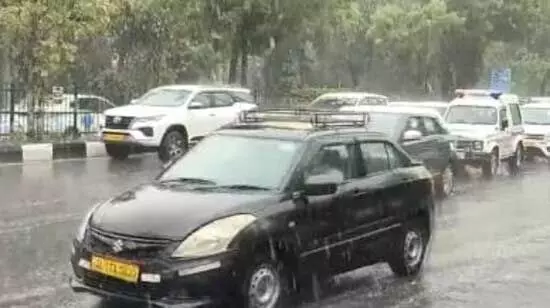 Delhi: दिल्ली के कई हिस्सों में बारिश, भीषण गर्मी से राहत मिली