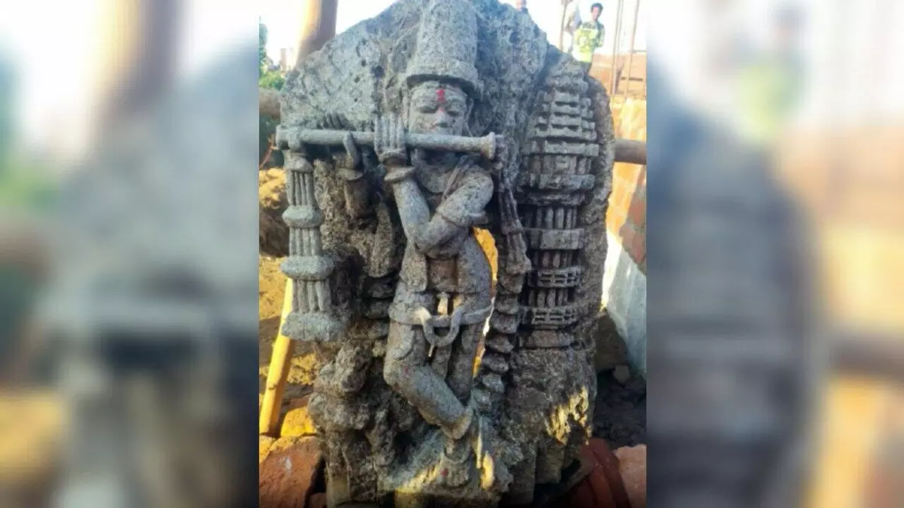 Bhopal: सर्वेक्षण के तहत खुदाई में भगवान श्रीकृष्ण की डेढ़ फीट की प्रतिमा मिली