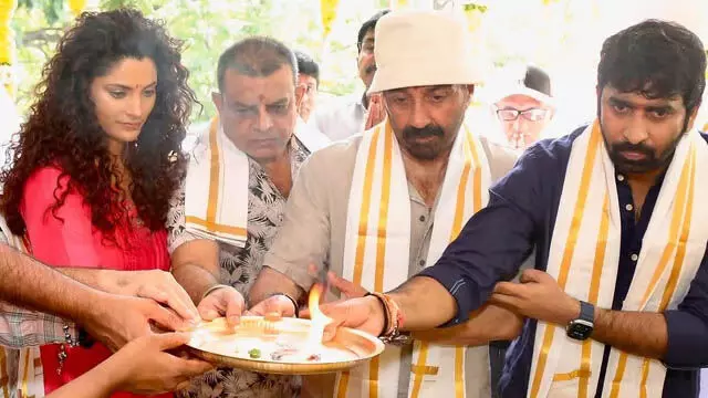 mumbai : सनी देओल सैयामी खेर ने एसडीजीएम की शूटिंग से पहले की पूजा