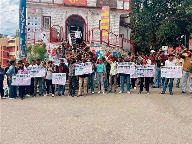 Shimla: UGC-NET रद्द होने के बाद हिमाचल प्रदेश विश्वविद्यालय के छात्र संगठनों ने NTA को भंग करने की मांग की