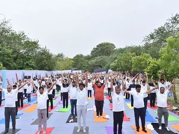 Yoga Day: राष्ट्रीय स्वच्छ गंगा मिशन ने योग दिवस पर यमुना किनारे घाट पर योग का आयोजन किया