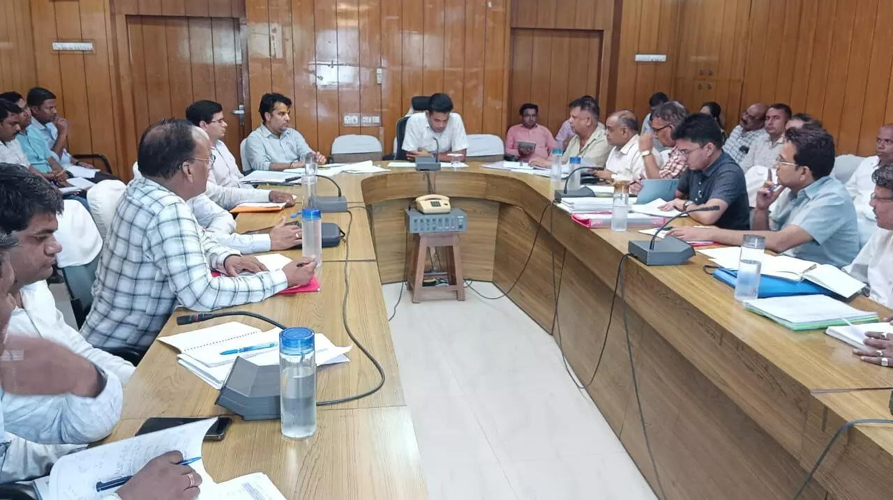 Chittorgarh : जिला कलेक्टर ने ली विकास अधिकारियों की बैठक