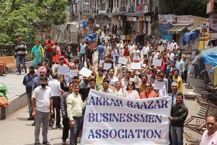 Shimla: व्यापारियों ने रिज पर विक्रेताओं और स्टॉलों का विरोध किया