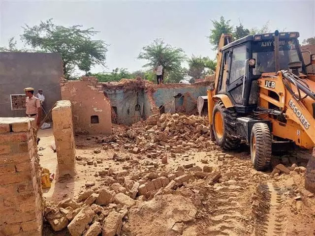 Sirsa news: सिरसा पुलिस ने तस्कर का घर ढहाया