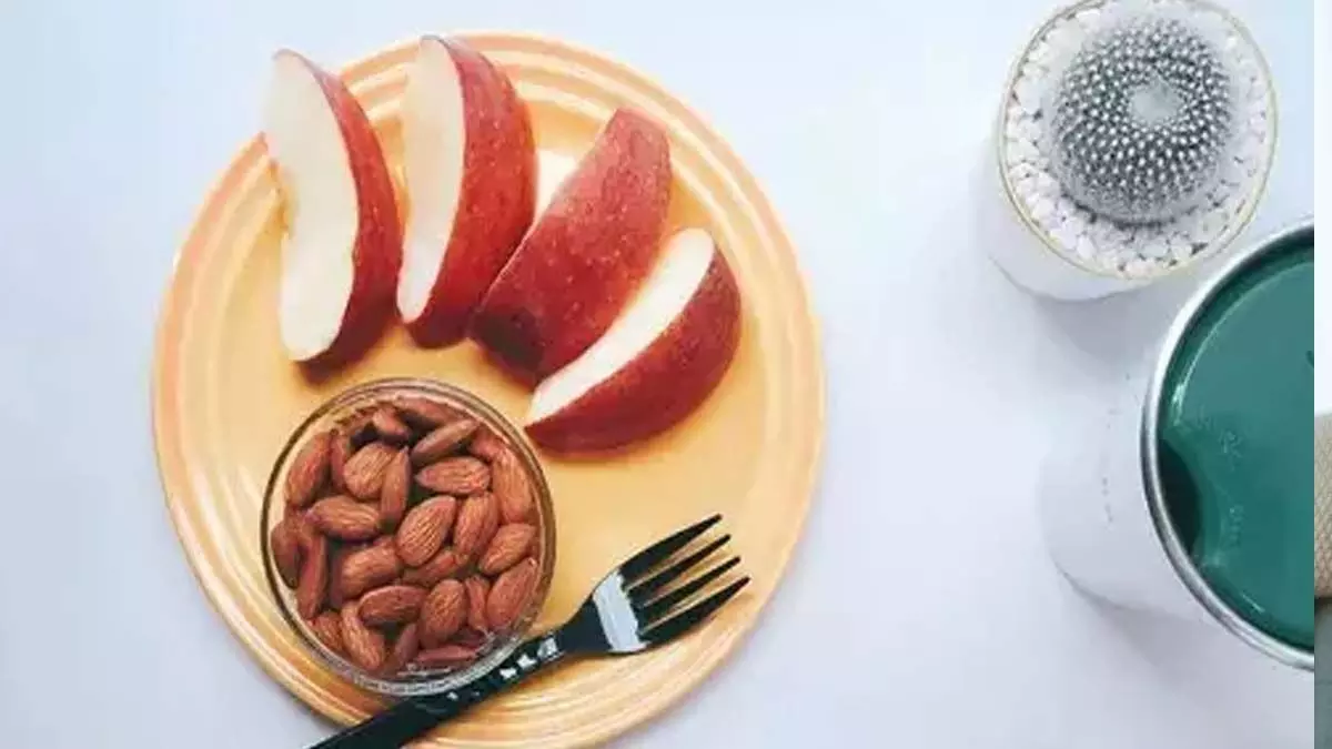 Almonds are rich ; बादाम की कैल्शियम विटामिन सहित 15 तत्वों से भरपूर आहार