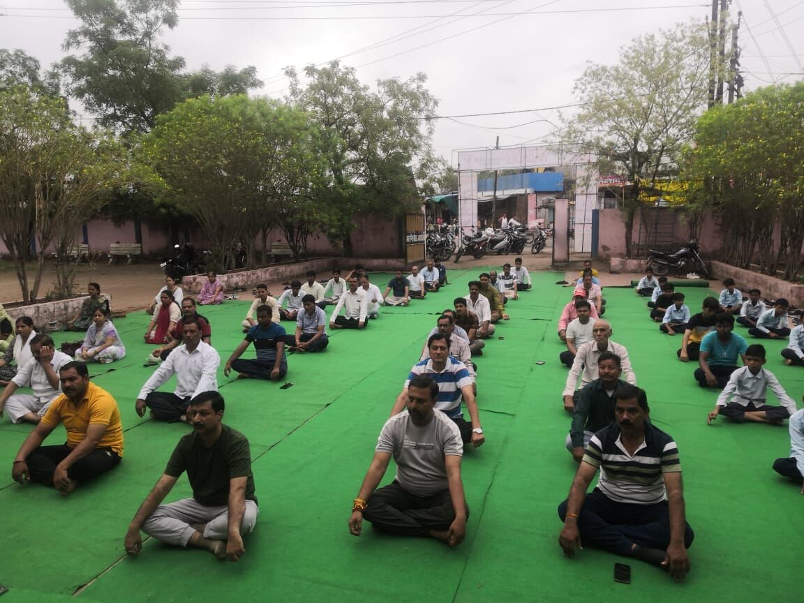 21 June International Yoga Day पर भारतीय मानव अधिकार सहकार ट्रस्ट के द्वारा नागदा में योग शिविर का आयोजन