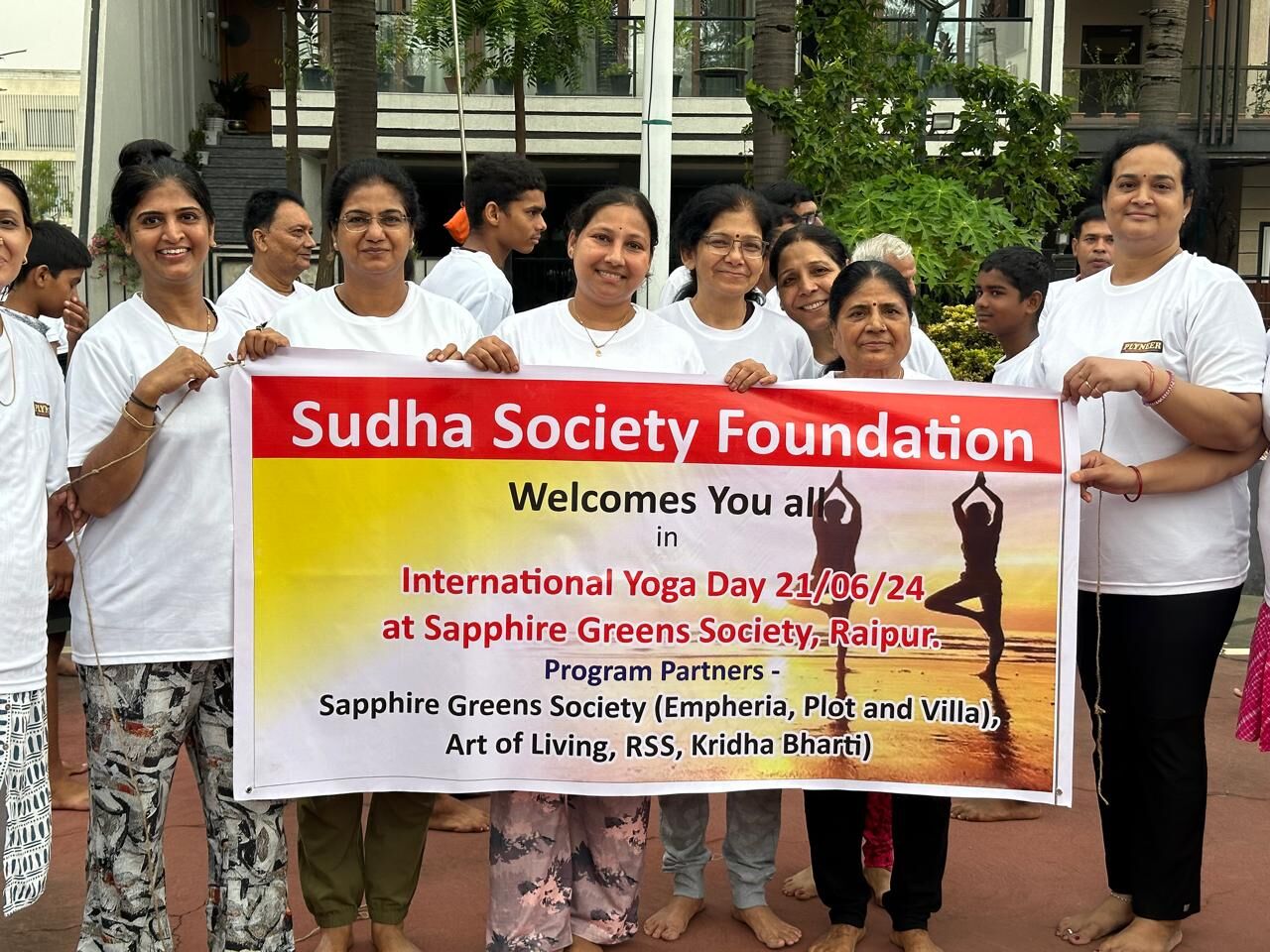 Yoga Day: सफायर ग्रीन सोसाइटी रायपुर में अंतर्राष्ट्रीय योग दिवस का आयोजन हुआ