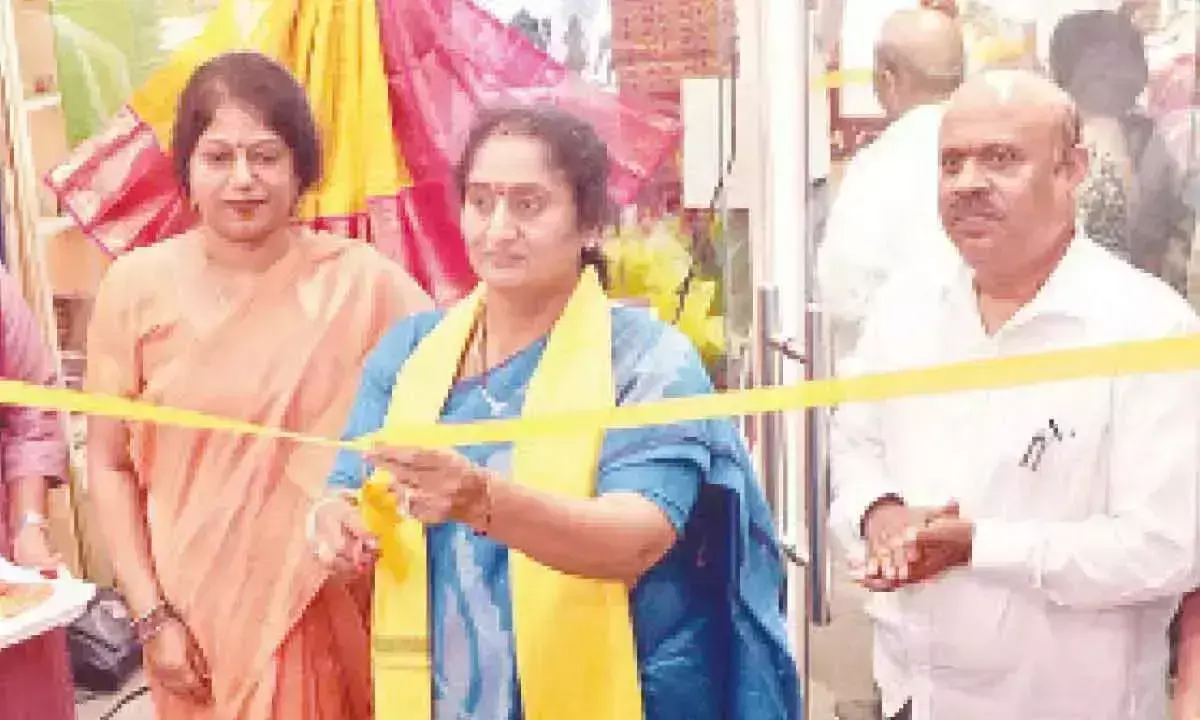 Andhra Pradesh: हथकरघा मंत्री सविता ने हथकरघा बुनकरों को कौशल प्रदान करने पर जोर दिया