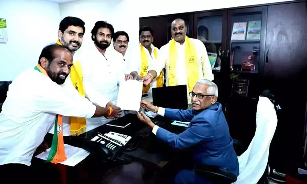 Andhra Pradesh: पवन, लोकेश ने अय्यन्नापात्रुडु की ओर से विधानसभा अध्यक्ष पद के लिए नामांकन दाखिल किया