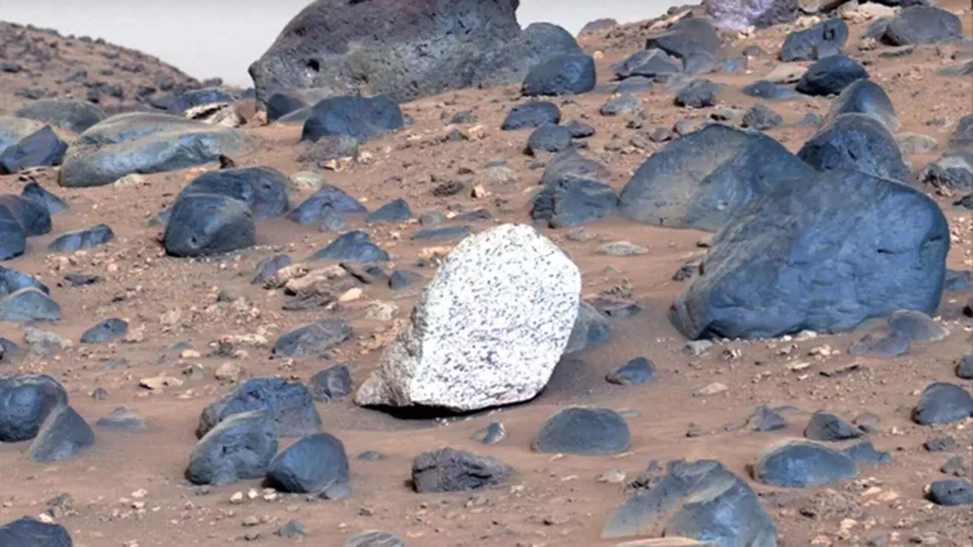 NASA ने मंगल ग्रह पर असामान्य रूप से हल्के रंग का पत्थर देखा