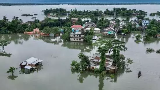 World: बांग्लादेश में बाढ़ के कारण 20 लाख से अधिक लोग फंसे