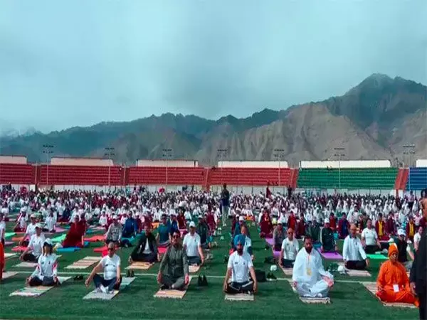 Ladakh: विश्व योग दिवस पर लेह में विभिन्न धर्मों के नेताओं ने एक साथ योग किया