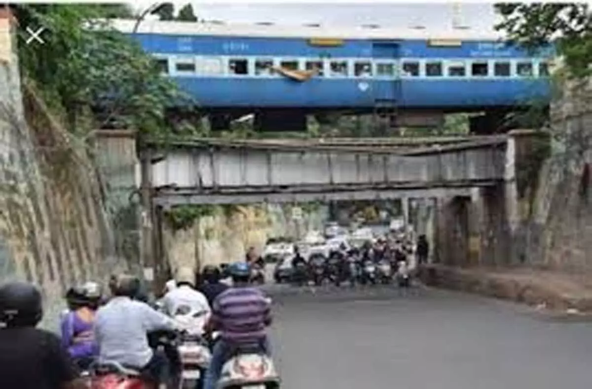 Patna: पुल से लटकी ट्रेन की मरम्मत के लिए लोको पायलटों ने किए अतिरिक्त प्रयास