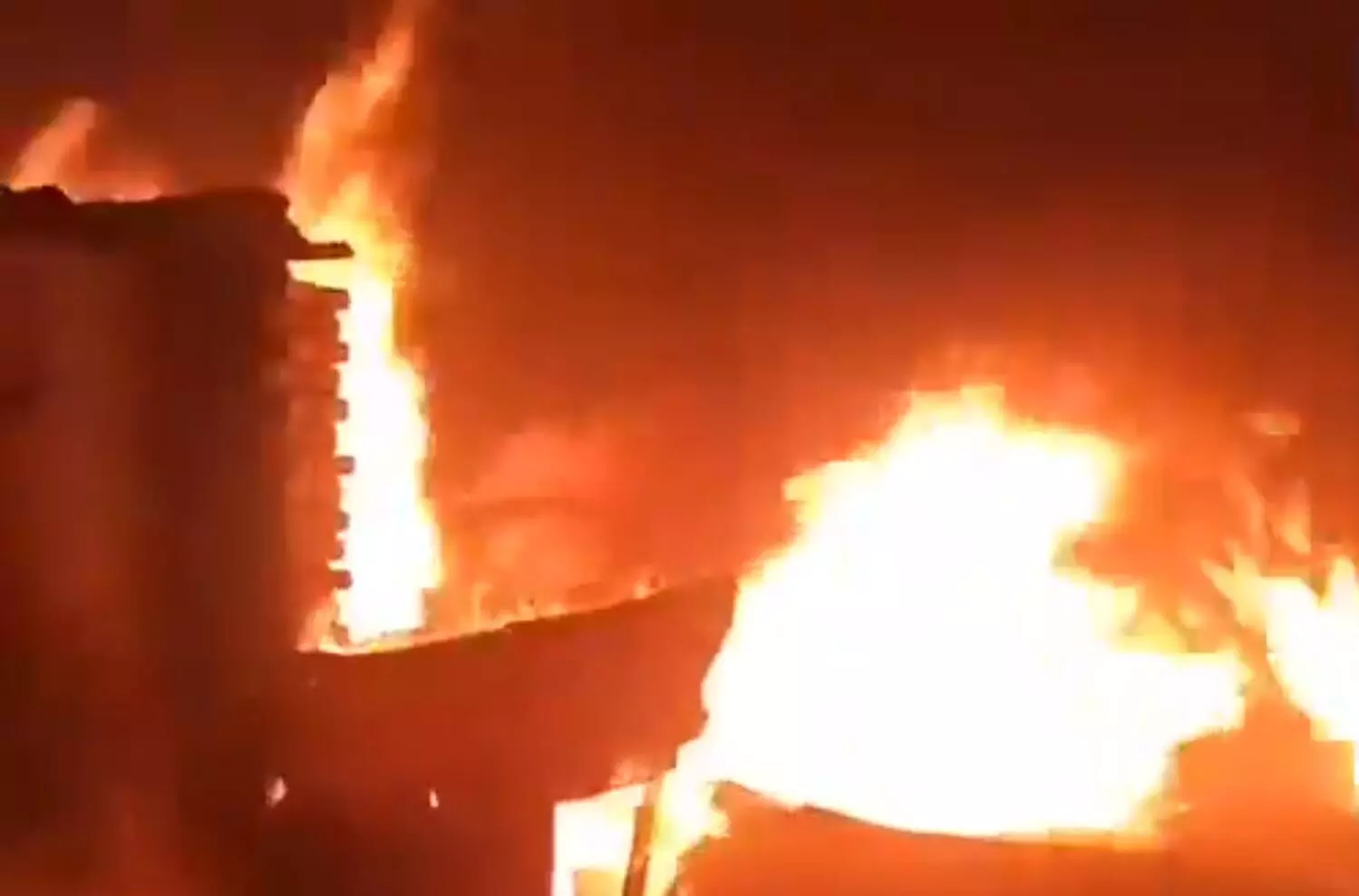 Fire News: फैक्ट्री में लगी भीषण आग, देखें VIDEO...