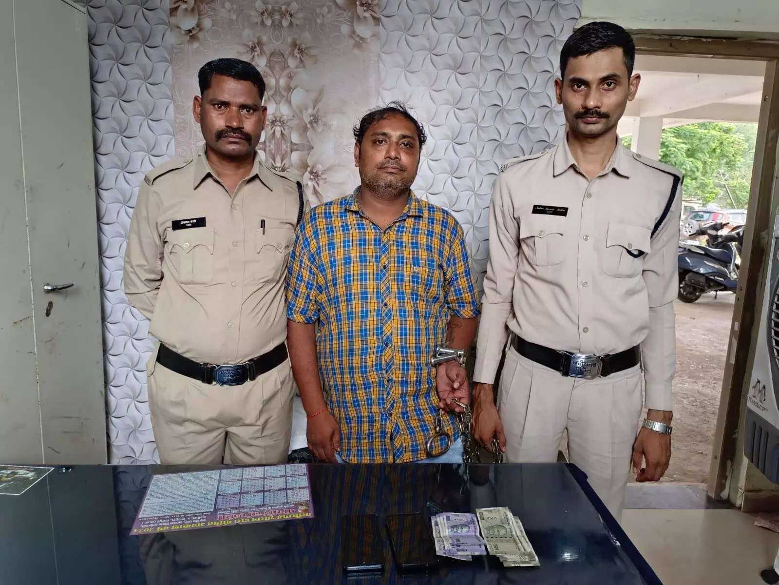 Raipur में Online सट्टा खिलाने वाला सटोरिया गिरफ्तार