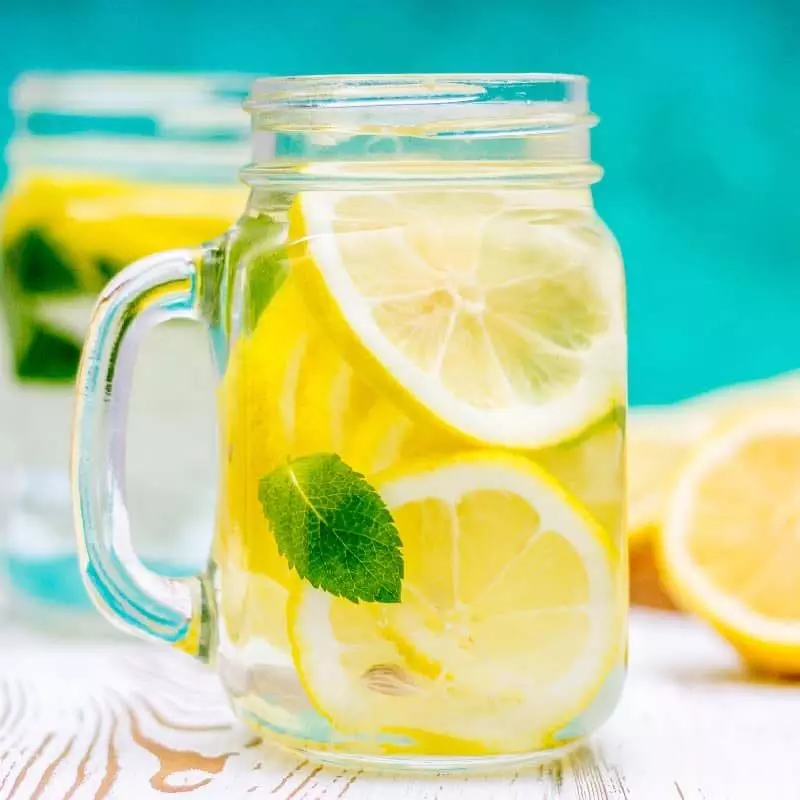 lemon water:  खाली पेट नींबू पानी का सेवन शरीर को कई लाभ पहुंचा सकते हैं