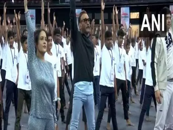 International Yoga Day: जैकी श्रॉफ और अमृता फडणवीस ने मुंबई में किया योग
