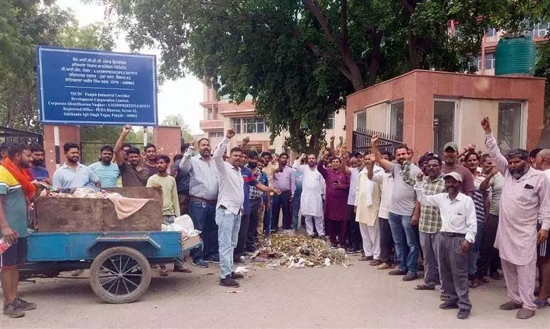 Mohali: प्रदर्शनकारी सफाई कर्मचारियों ने गमाडा कार्यालय के बाहर कूड़ा फेंका