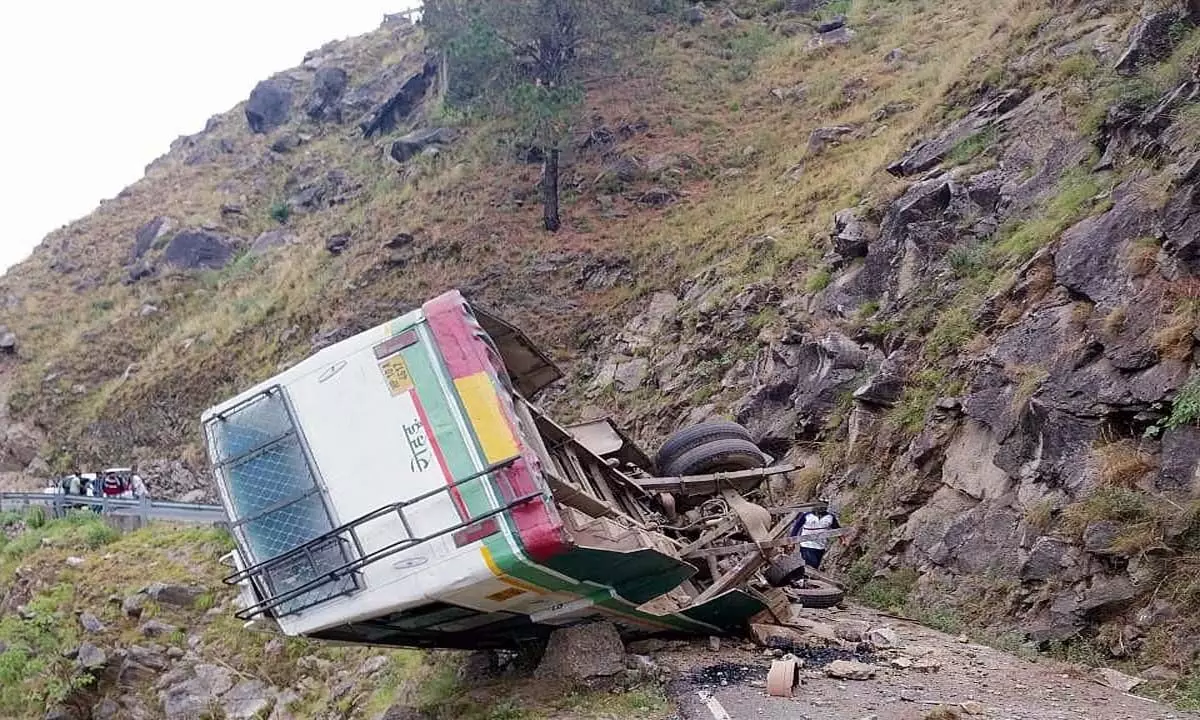 HIMACHAL NEWS: शिमला जिले में एचआरटीसी की बस पहाड़ी से नीचे लुढ़कने से 4 की मौत