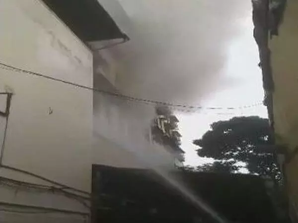 ठाणे के अर्जुन टॉवर में लगी आग, बुझाने का काम जारी