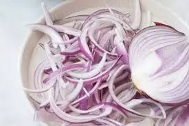 Raw Onion: जानिए कच्चे प्याज खाने के फायदे क्या क्या हैं