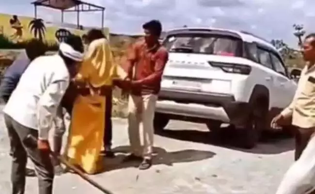 Madhya Pradesh:  महिला को डंडे से पीटा गया राहगीरों ने बनाया वीडियो