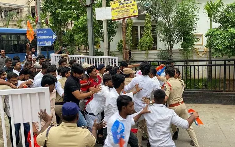 Hyderabad: केंद्रीय मंत्री जी किशन रेड्डी के घर पर NEET मुद्दे पर विरोध प्रदर्शन, कई लोग गिरफ्तार