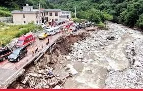 Severe floods in China: चीन में भीषण बाढ़ और भूस्खलन ने मचाई तबाही