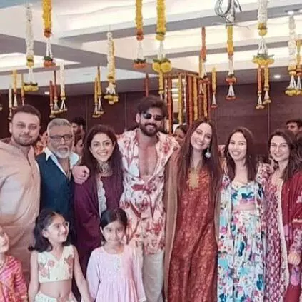Sonakshi Sinha wedding:  सोनाक्षी सिन्हा लाल एथनिक में दिखीं, जहीर इकबाल को गोद में लिया, मेहंदी समारोह में परिवार के दोस्तों के साथ पोज दिए, देखें तस्वीर