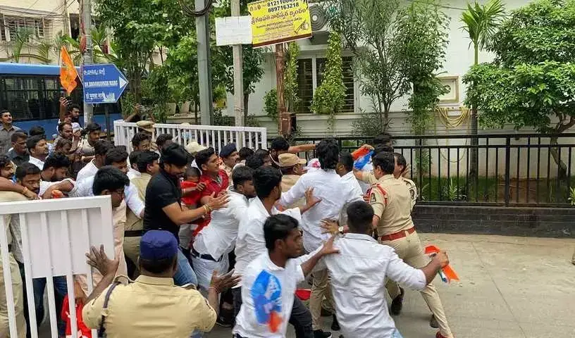 Hyderabad:  किशन रेड्डी के घर पर NEET मुद्दे पर विरोध प्रदर्शन कई लोग गिरफ्तार